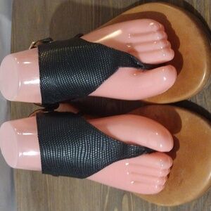 Sophia Milano women's swing back flat sandal shoes size. 9